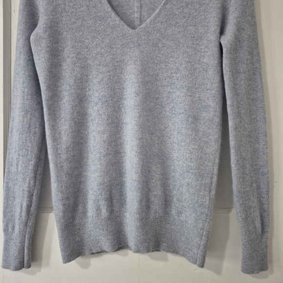 Aritzia Babaton Luxe 100% Cashmere V-Neck Sweater Light Blue Sz XXS - Picture 3 of 11